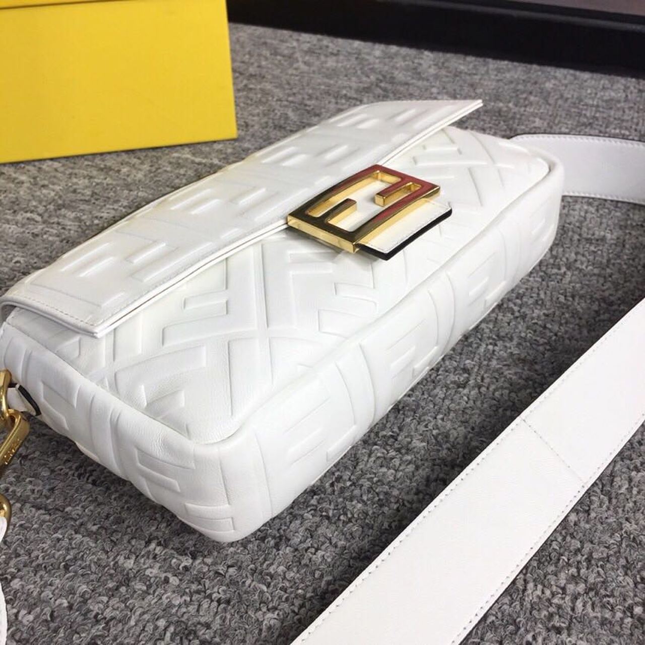 FI Baguette Nappa White For Women, Handbags, Shoulder And Crossbody Bags 10.6in/27cm FF 8BR600A72VF15AO