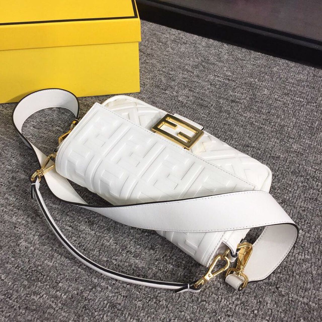 FI Baguette Nappa White For Women, Handbags, Shoulder And Crossbody Bags 10.6in/27cm FF 8BR600A72VF15AO
