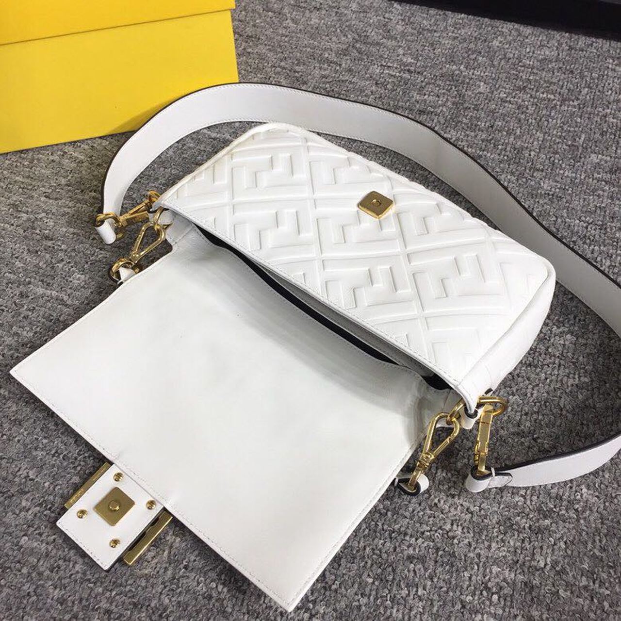 FI Baguette Nappa White For Women, Handbags, Shoulder And Crossbody Bags 10.6in/27cm FF 8BR600A72VF15AO
