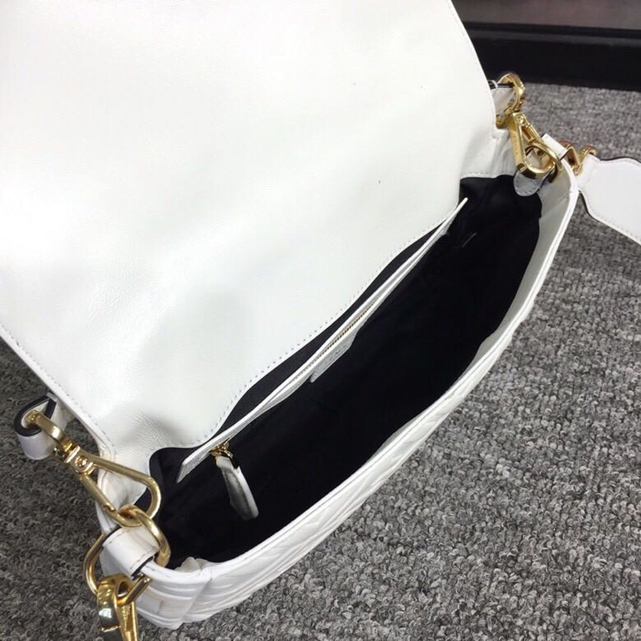 FI Baguette Nappa White For Women, Handbags, Shoulder And Crossbody Bags 10.6in/27cm FF 8BR600A72VF15AO