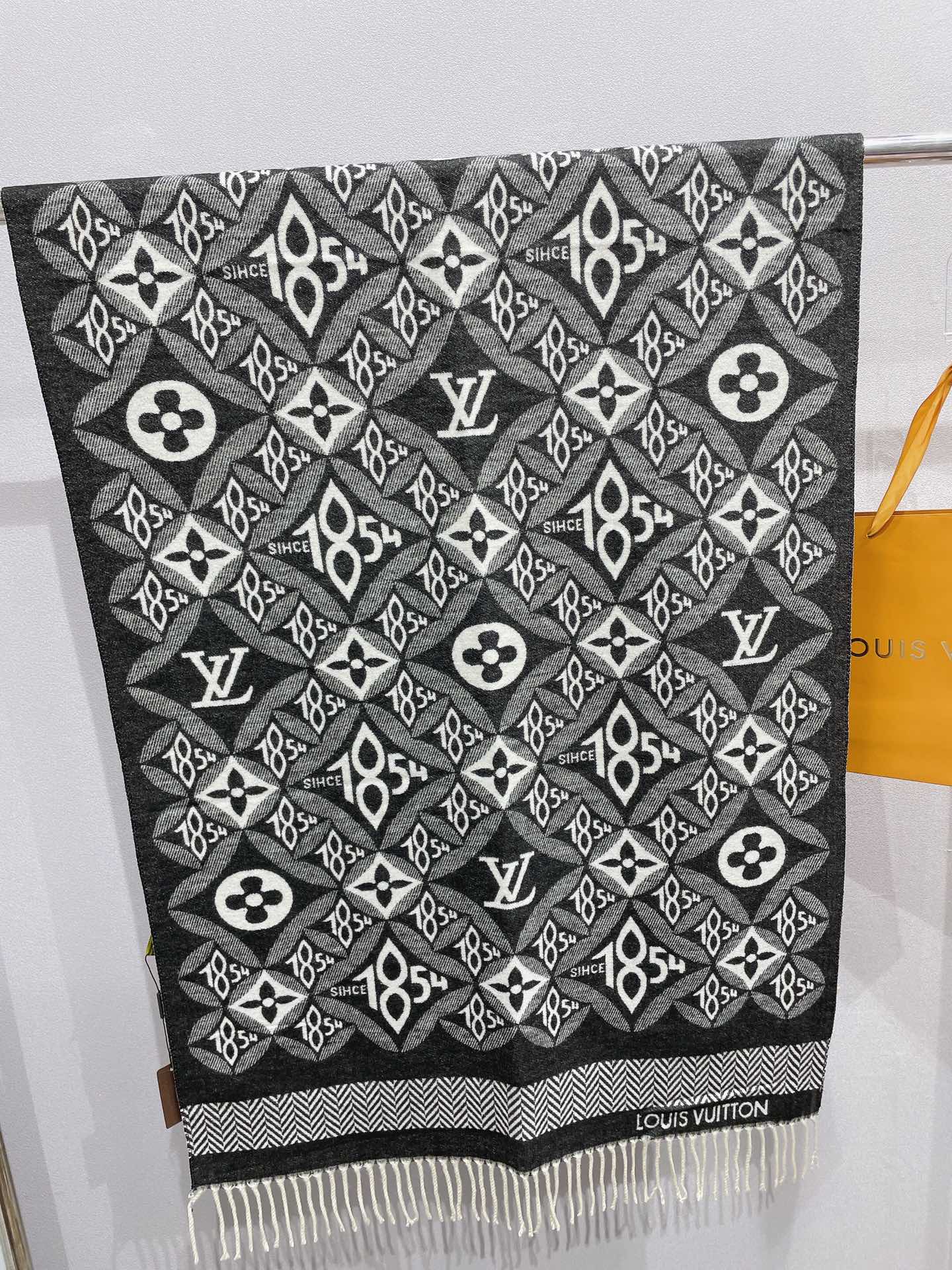 EN – Luxury LUV Scarf 003