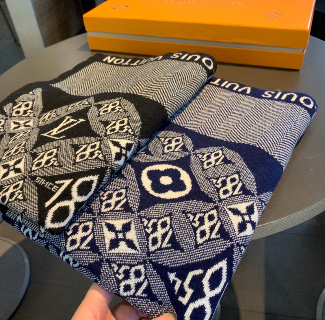 EN – Luxury LUV Scarf 008