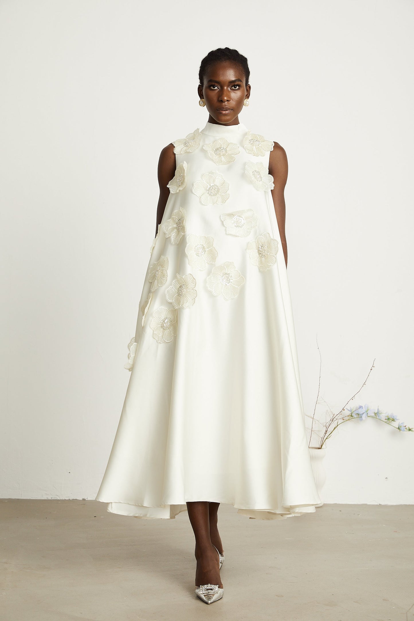 Émilie sleeveless floral-applique midi dress in White