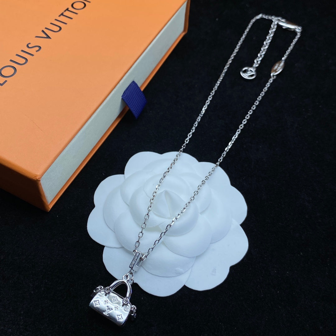 EN – Lux LV Necklaces 054