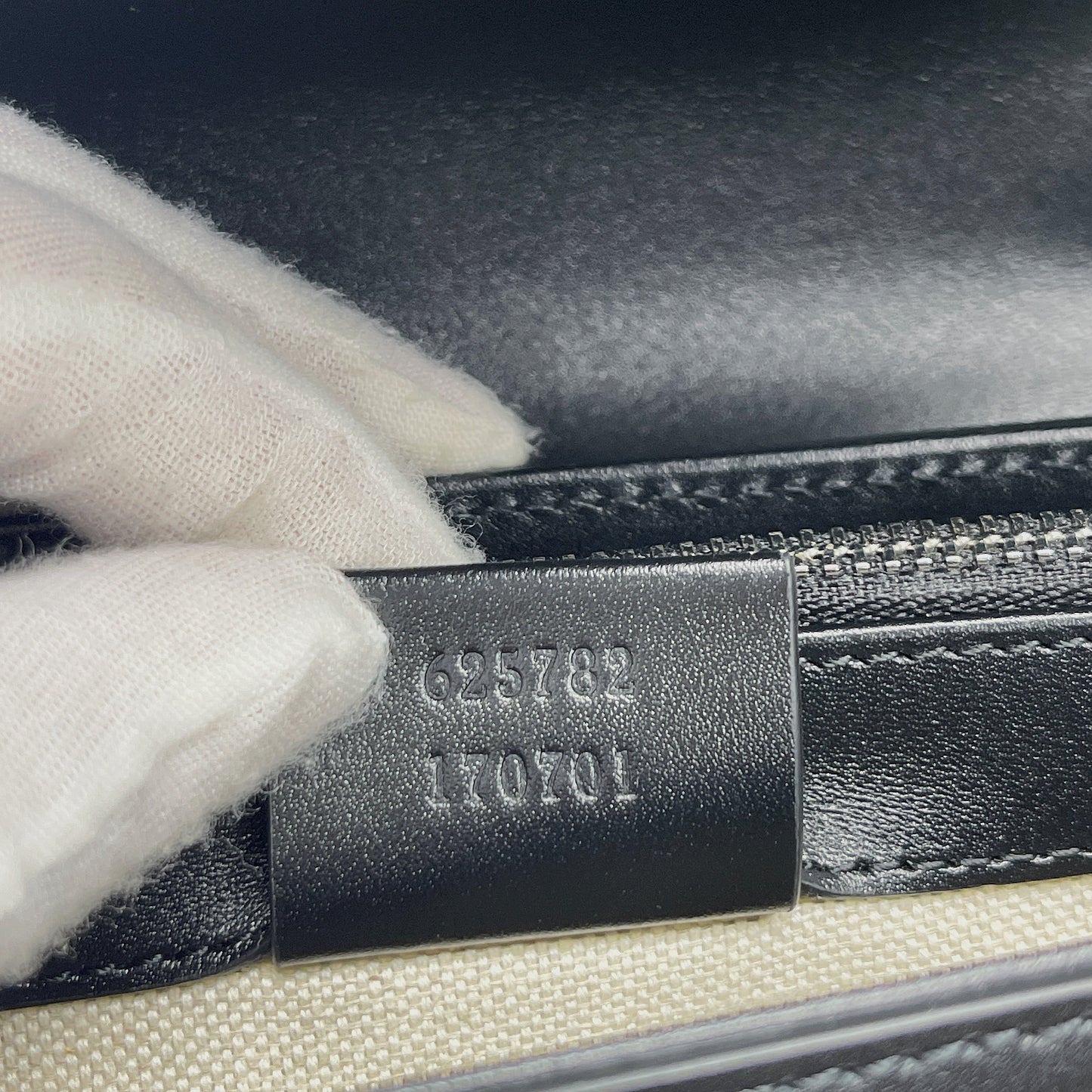 gg Embossed Messenger Bag Black gg Embossed For Men 8.1in/20.5cm gg 625782 1W3AN 1000465