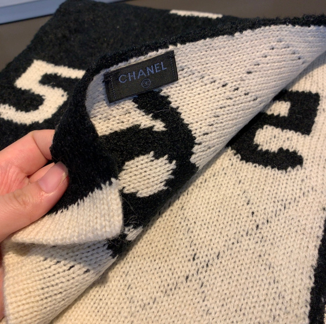 EN – Luxury CHL Scarf 008