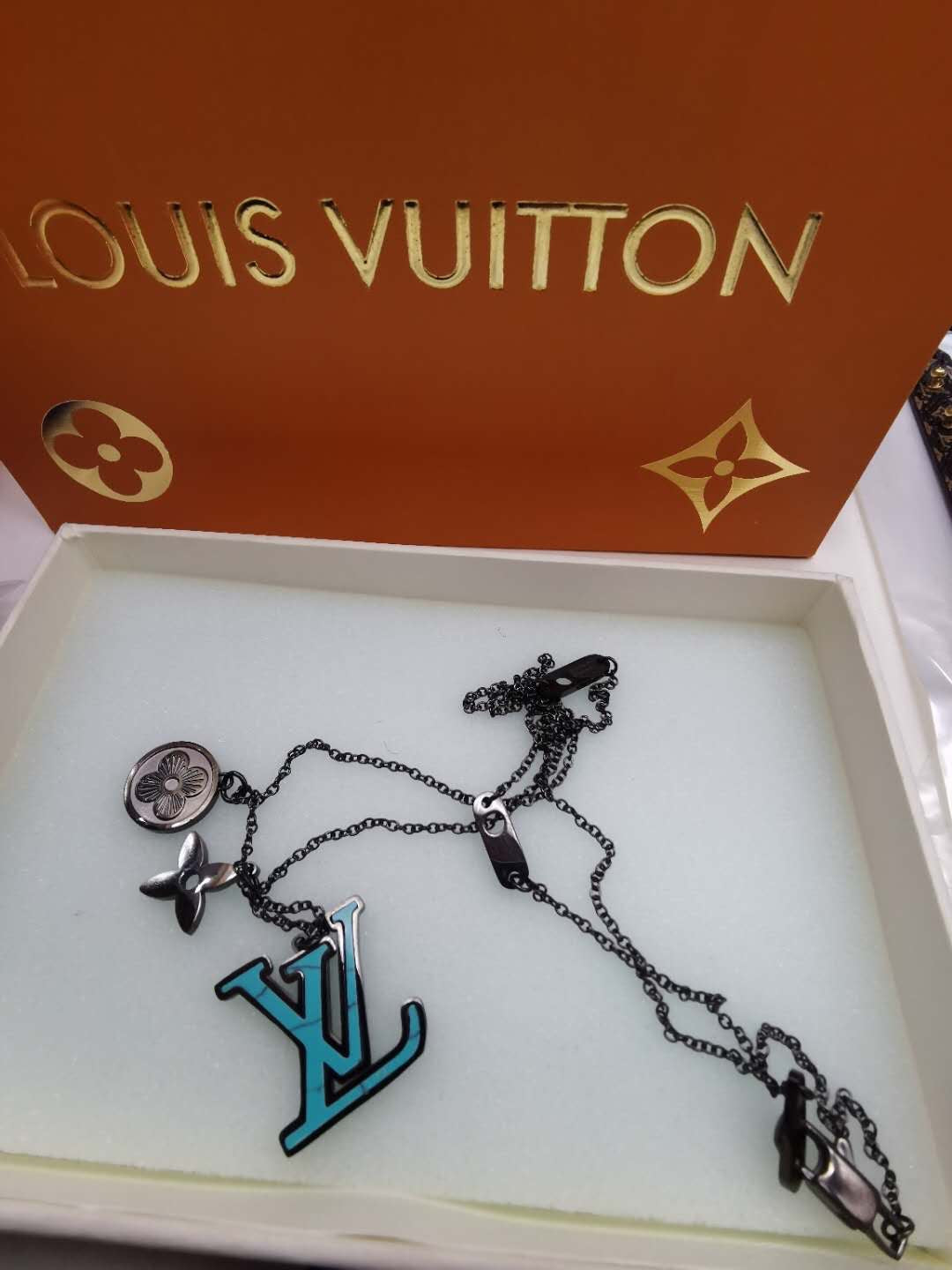 EN – Lux LV Necklaces 013