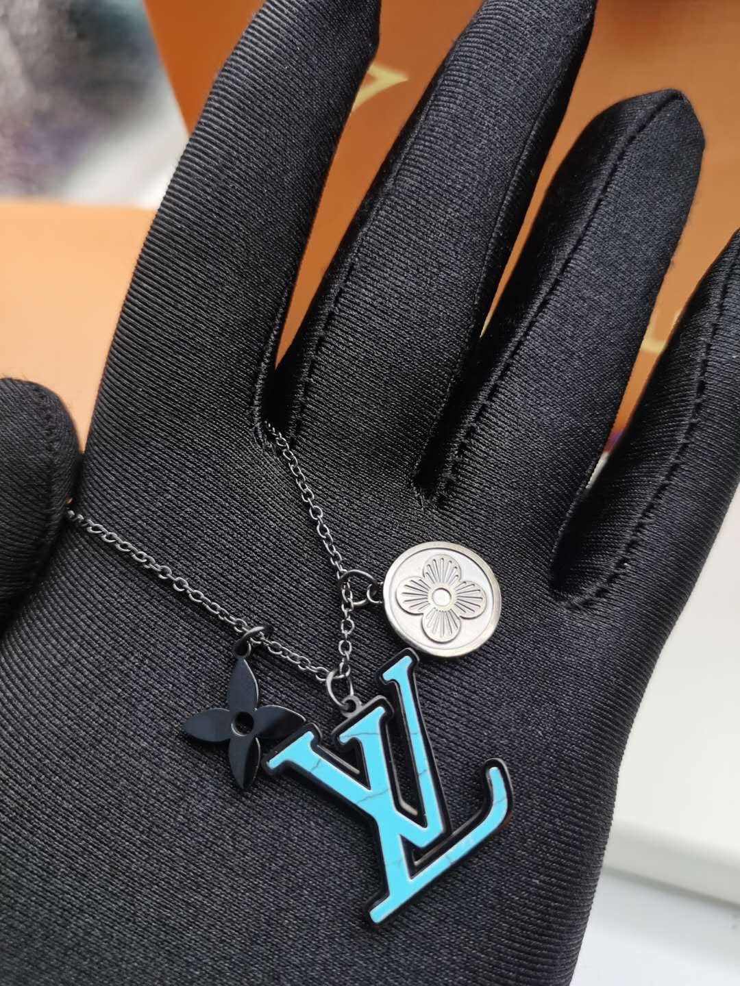 EN – Lux LV Necklaces 013