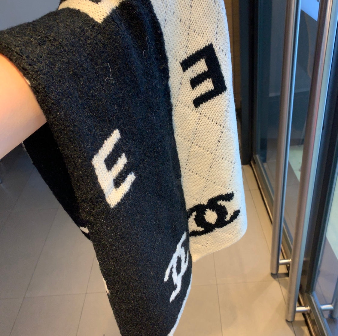 EN – Luxury CHL Scarf 008