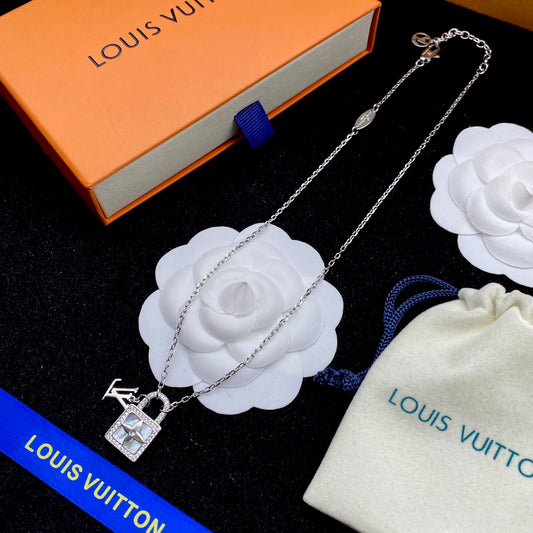 EN – Lux LV Necklaces 045
