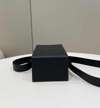 FI Vertical Box Black RM 6,400 Bag For Woman 17cm/6.5in 7VA519AFB3F1Z35