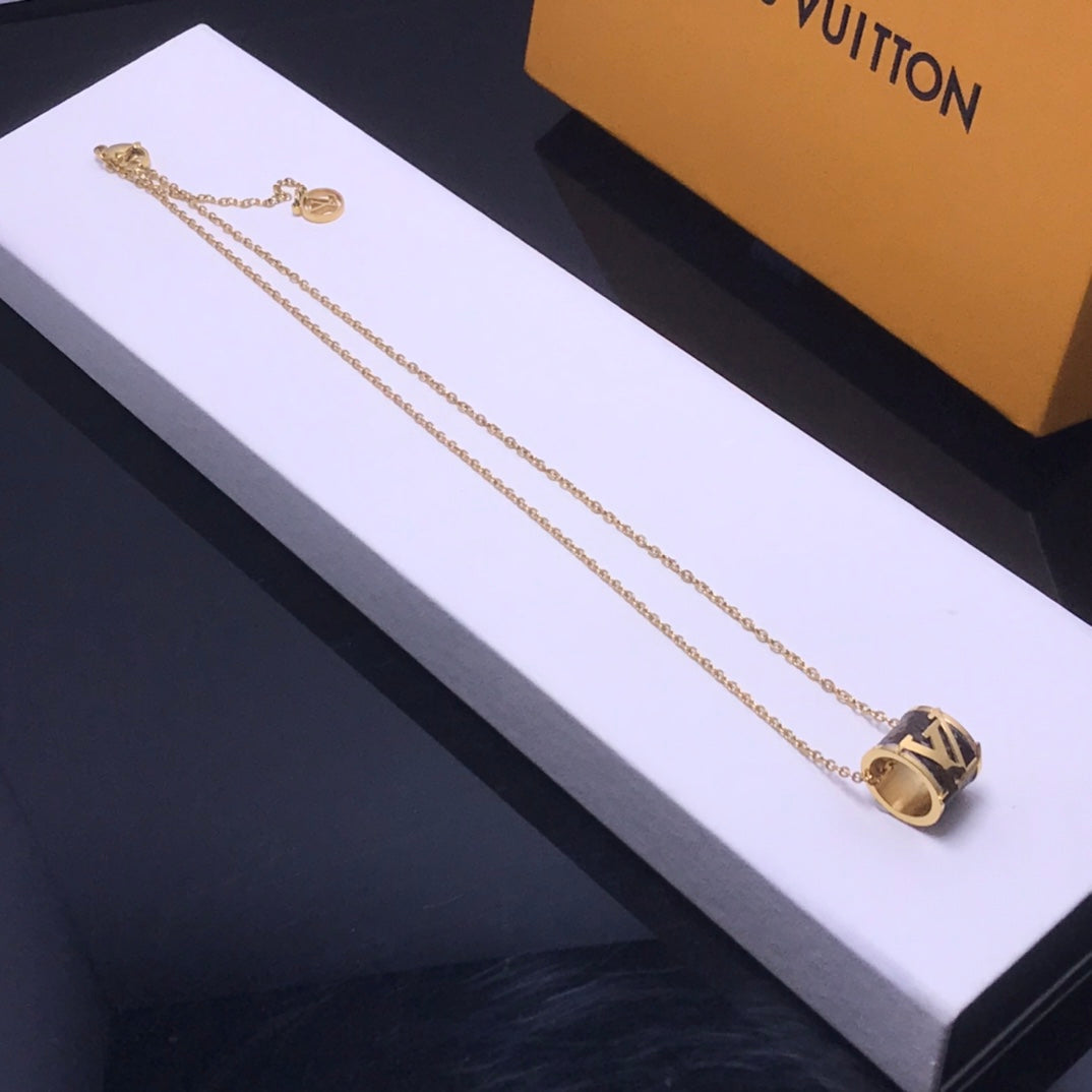 EN – Lux LV Necklaces 080