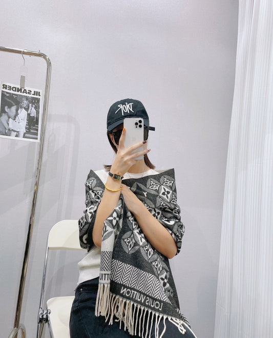 EN – Luxury LUV Scarf 003