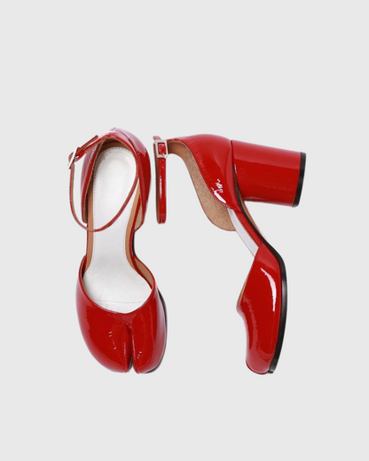 Fiore Strap Tabi Pumps In Red