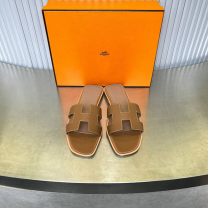 GIFT SET: CE TRIOMPHE CE PANIER &amp; HM ORAN FLAT BROWN
