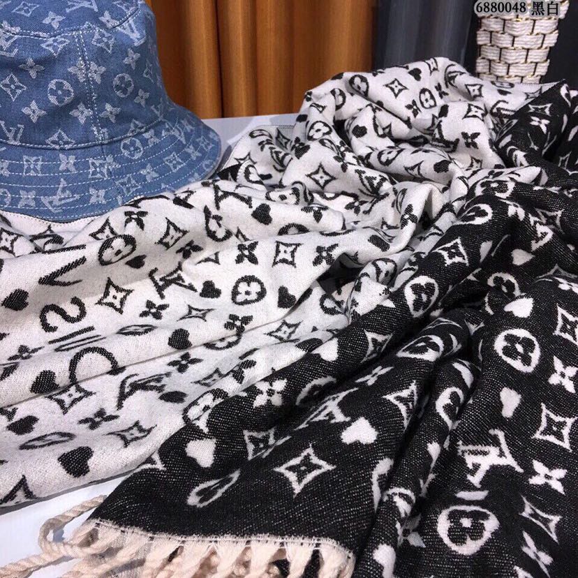 EN – Luxury LUV Scarf 031