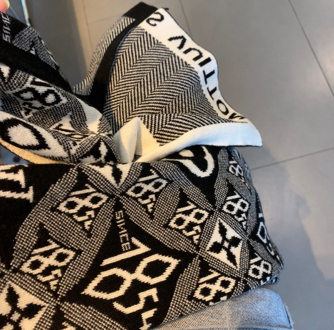 EN – Luxury LUV Scarf 008