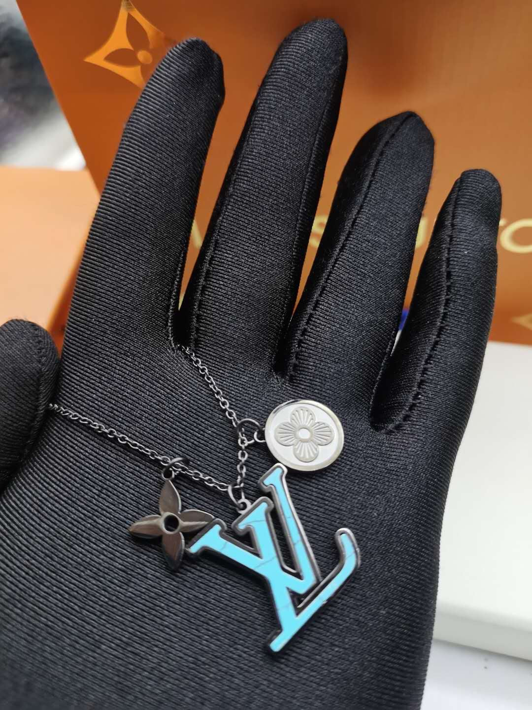 EN – Lux LV Necklaces 013