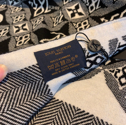 EN – Luxury LUV Scarf 008