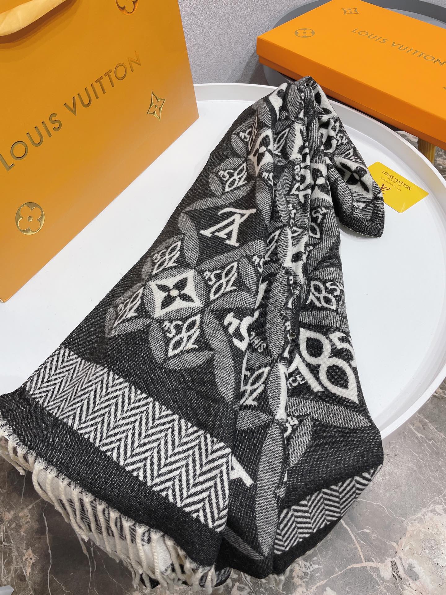 EN – Luxury LUV Scarf 003