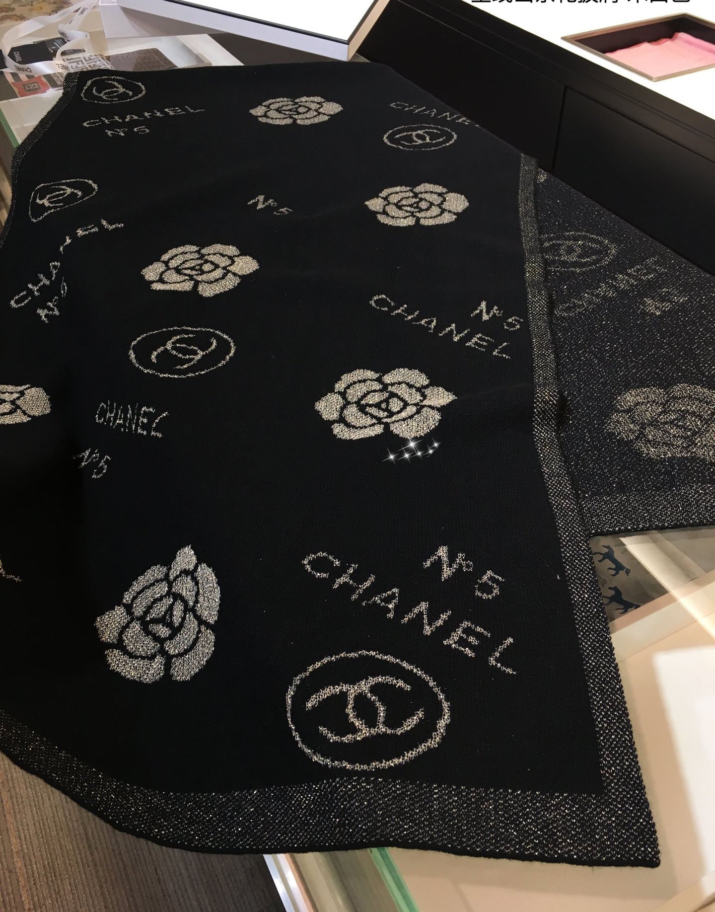 EN – Luxury CHL Scarf 001